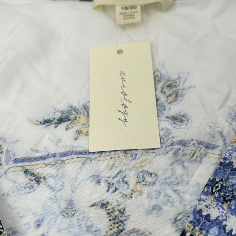 Elegant Blue and White Patterned Blouse - Picture 15 of 16